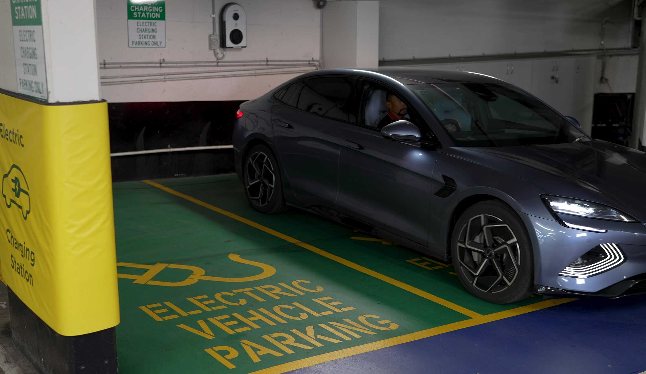 Park & Fly - EV charging station